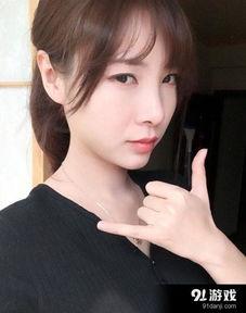 英语频道女主播,Empowering the Airwaves: The Inspiring Journey of a Female English TV Anchor